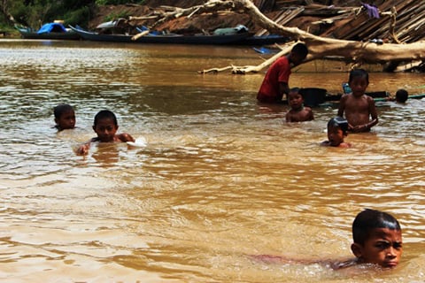 polio-vaccine-luang-photo3-children-swimming